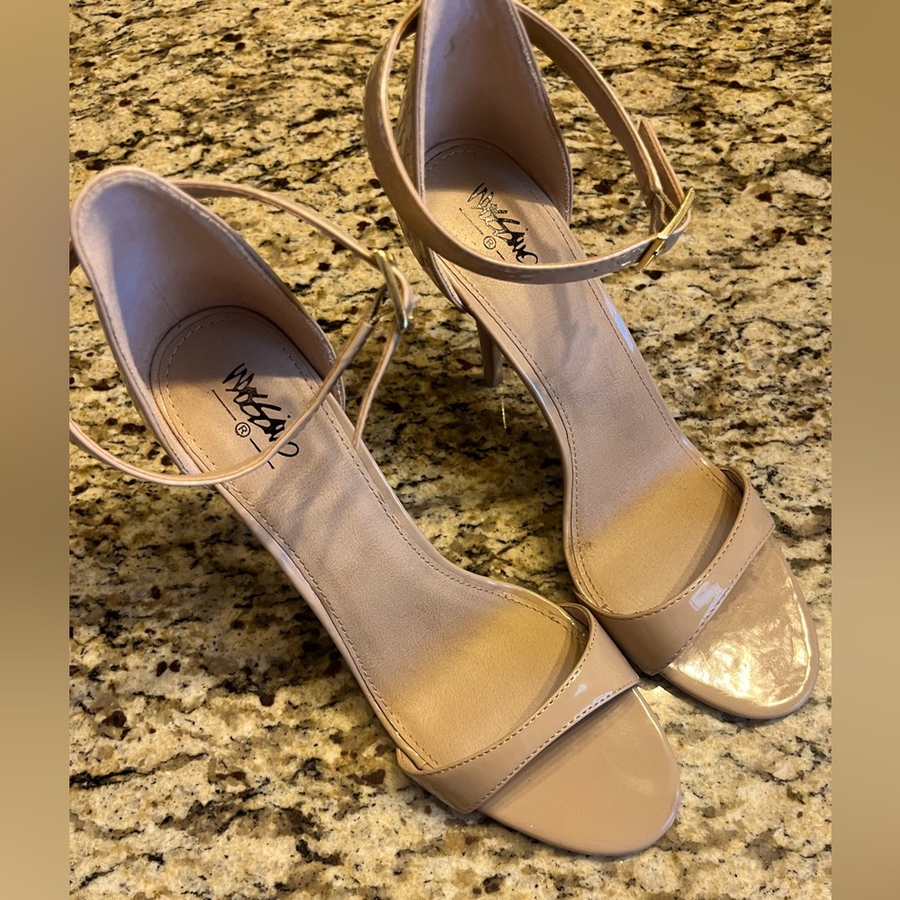 Mossimo nude color heels. Size 10. With 4 inch heel